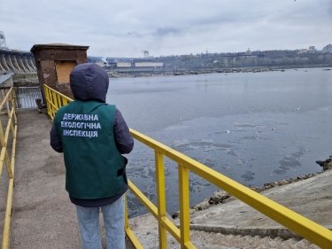 Фото 3 — Внаслідок удару РФ по Дніпровській ГЕС стався витік нафтопродуктів у річку (ФОТО)