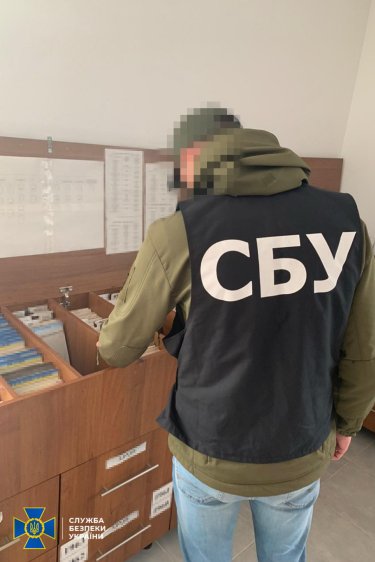 Фото 5 — "Зарабатывали" на военнообязанных: заместителю Херсонского военкома и председателю ВВК в Прикарпатье грозит до 10 лет тюрьмы