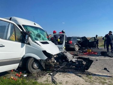 Фото 5 — На окружной Ровно микроавтобус влетел в легковушку: погибло двое, включая младенца (ФОТО)