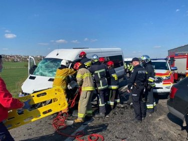 Фото 9 — На окружной Ровно микроавтобус влетел в легковушку: погибло двое, включая младенца (ФОТО)
