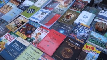 Фото 2 — На Майдане Незалежности в Киеве годами продают антисемитскую литературу