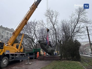 Фото 8 — В Днепре демонтировали памятники Горькому и Чкалову (ФОТО)