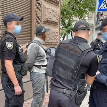 Фото 3 — В Киеве будут судить поджигателя дверей офиса омбудсмена и Верховного суда