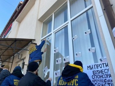 Фото 2 — Во Львове "Нацкорпус" устроил столкновения с полицией на предприятии Козака (ФОТО, ВИДЕО)