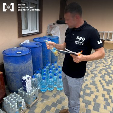 Фото 10 — Под Киевом нашли подпольный цех по производству алкоголя: вывезли 12 тонн фальсификата (ФОТО)