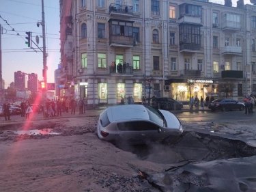 Фото 2 — В центре Киева два автомобиля провалились под асфальт из-за аварии на водоводе (ФОТО)