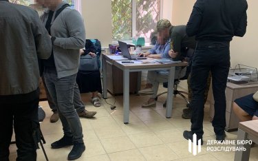 Фото 2 — ГБР разоблачило "благотворителей", продававших военным бронежилеты, купленные на пожертвования украинцев