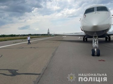 Фото 2 — Вертолет и самолет Медведчука передали для нужд ВСУ