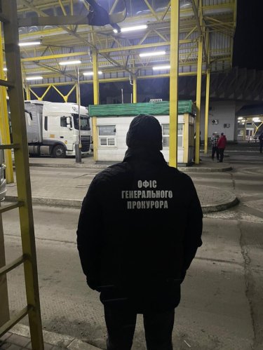 Фото 3 — €1,5 тыс. за проезд: на границе с Венгрией задержали таможенников, требовавших взятки от перевозчиков