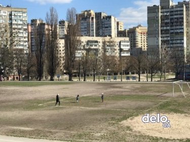 Фото 3 — Безлюдный центр и праздник жизни в спальном районе: как киевляне соблюдают карантин (ФОТО)