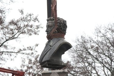 Фото 7 — В Днепре демонтировали бюст Пушкина (ФОТО)