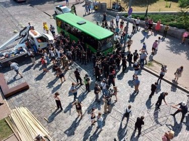 Фото 9 — В Киеве разгромили скандальную выставку на Аллее Небесной Сотни: есть задержанные (ФОТО)
