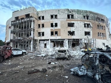 Фото 4 — Российская армия снова атаковала Запорожье: пострадал отель, есть погибшая (ФОТО, ВИДЕО)