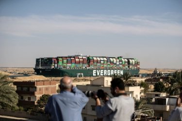 Фото 6 — Снятый с мели контейнеровоз Ever Given отбуксировали в озеро посреди Суэцкого канала