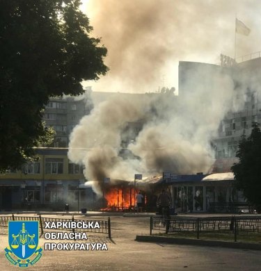 Фото 2 — В Чугуєві під ворожий обстріл потрапив автовокзал: шестеро загиблих (ФОТО)