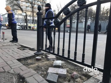 Фото 3 — Протестовавшие под Радой оставили после себя битую брусчатку и мусор (ФОТО, ВИДЕО)