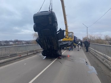 Фото 6 — В Николаевской области автомобиль вылетел с моста в реку: погибли пять человек (ФОТО)