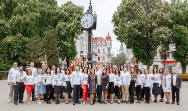 Фото 16 — Конкурсы и спецмарки. Как украинский бизнес, политики и чиновники отмечали День вышиванки