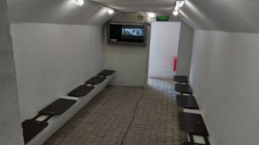 Фото 2 — У Харкові встановили першу зупинку-укриття (ФОТО, ВІДЕО)