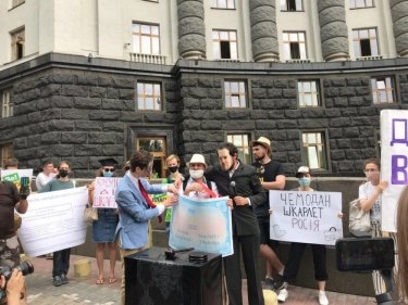 Фото 12 — "СтопШкарлет!": у здания Кабмина протестуют против нового главы Минобразования (ФОТО)