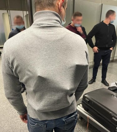 Фото 6 — В "Борисполе" пассажир-"черепаха" пытался ввезти партию iPhone на своем теле (ФОТО, ВИДЕО)