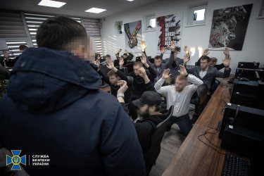 Фото 2 — Украли почти 100 млн грн со счетов жителей Мариуполя: СБУ разоблачила группу мошенников (ФОТО, ВИДЕО)