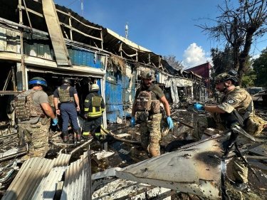 Фото 3 — Армия РФ ударила по рынку в Константиновке: 17 погибших (ВИДЕО)