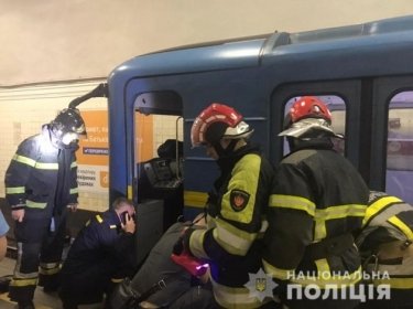Фото 2 — В Киеве самоубийца бросился под поезд метро, но остался жив (ФОТО, ВИДЕО)