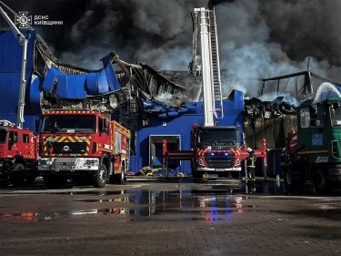 Фото 3 — Удар по складам "Эпицентра" под Киевом: пожар тушили более 10 часов