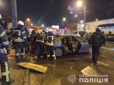 Фото 2 — В Одессе столкнулись пять машин: два человека погибли, шестеро в больнице (ФОТО)