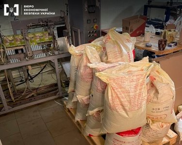 Фото 6 — В парке "Межигорье" нашли масштабное производство фальсифицированных сладостей и бакалеи (ФОТО)