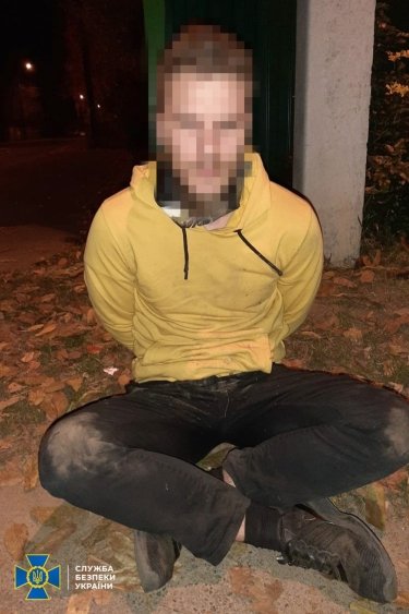 Фото 3 — В дом замглавы Офиса президента бросили "коктейль Молотова": мужчину поймали (ФОТО)