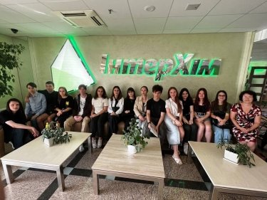 Студенти на екскурсії виробничим комплексом. Фото: ІнтерХім