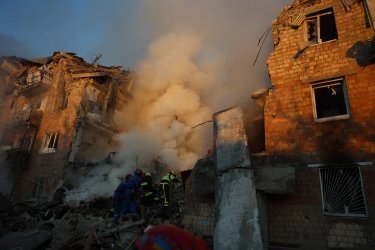 Фото 3 — Росія атакувала Київ ракетами та дронами: зруйновано будинки та торговельний центр, є загиблі та поранені (ФОТО)