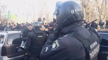 Фото 14 — Столкновения под Радой: противники рынка земли устроили потасовку с полицией (ФОТО, ВИДЕО)