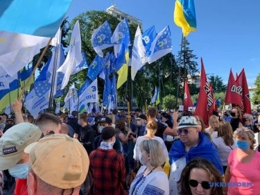 Фото 2 — Под Радой митингуют против законопроекта Бужанского о русском языке (ФОТО, ВИДЕО)