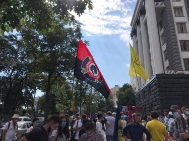 Фото 2 — "СтопШкарлет!": у здания Кабмина протестуют против нового главы Минобразования (ФОТО)