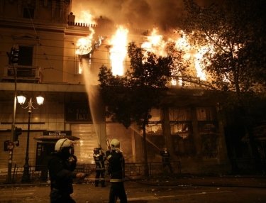 Фото 9 — В Греции начались массовые беспорядки в ответ на принятое правительством жесткое кредитное соглашение с ЕС