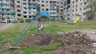 Фото 15 — Оккупанты продолжают масштабные обстрелы Луганщины: повреждены еще десятки домов, в Северодонецке погибли люди
