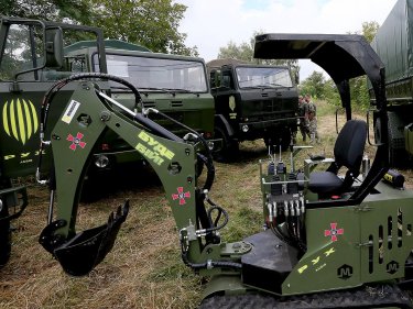 Фото 2 — Григорий Козловский, президент ФК "Рух", передал ВСУ 6 грузовиков