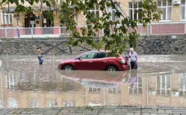Фото 2 — Киев снова затопило: столичные улицы превратились в реки (ФОТО, ВИДЕО)