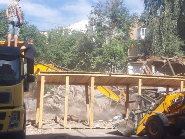 Фото 3 — Полиция Киева расследует скандальный снос 200-летней деревянной усадьбы на Подоле. Но тюрьма никому не грозит (ФОТО)