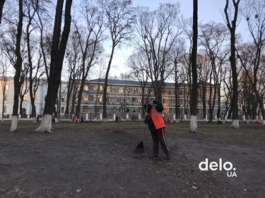 Фото 14 — Протестовавшие под Радой оставили после себя битую брусчатку и мусор (ФОТО, ВИДЕО)