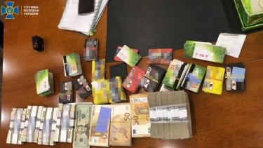 Фото 3 — Прятали "черный нал" в холодильнике: СБУ разоблачила коррупционеров в "Укрзализныце"