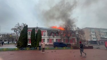 Фото 2 — Россия атаковала Прилуки и Новгород-Северский: поврежден горсовет и здание налоговой