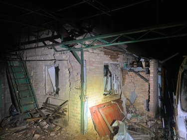 Фото 3 — В ОВА показали последствия ночного обстрела Никополя (ФОТО)