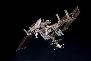 Фото 8 — NASA показали уникальные фотографии шаттла Endeavour и МКС