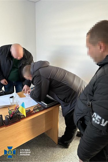 Фото 4 — Злоупотребления на Житомирской таможне: 5 инспекторов таможенного поста получили подозрения (ФОТО)