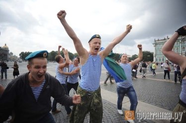 Фото 15 — В День десантника отключили фонтаны, но без жертв не обошлось (ФОТО)