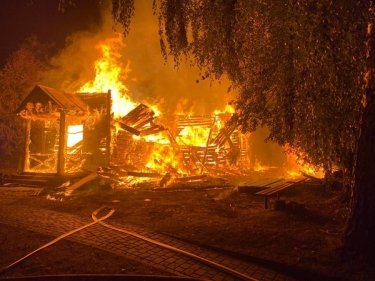 Фото 2 — В Ровенской области дотла сгорела деревянная церковь-памятник архитектуры (ФОТО)